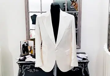 Costume de marié blanc en soie